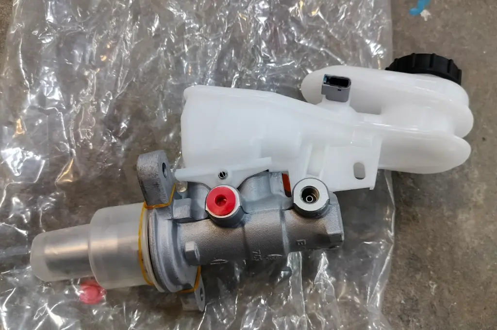 [แท้] - แม่ปั๊มเบรค 7/8" MAZDA BT50 PRO 15-ON | FORD RANGER T6 12-15 (MT) (M10) (มีรู)