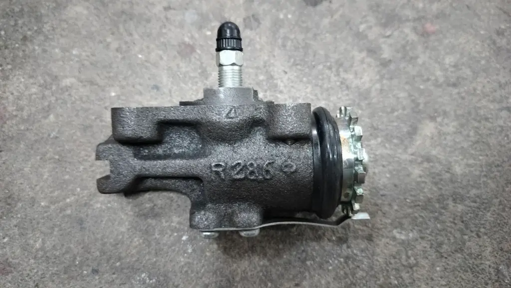 [BENECO] - กระบอกเบรค FR 1-1/8" มีไล่ลม ISUZU S250, KS21