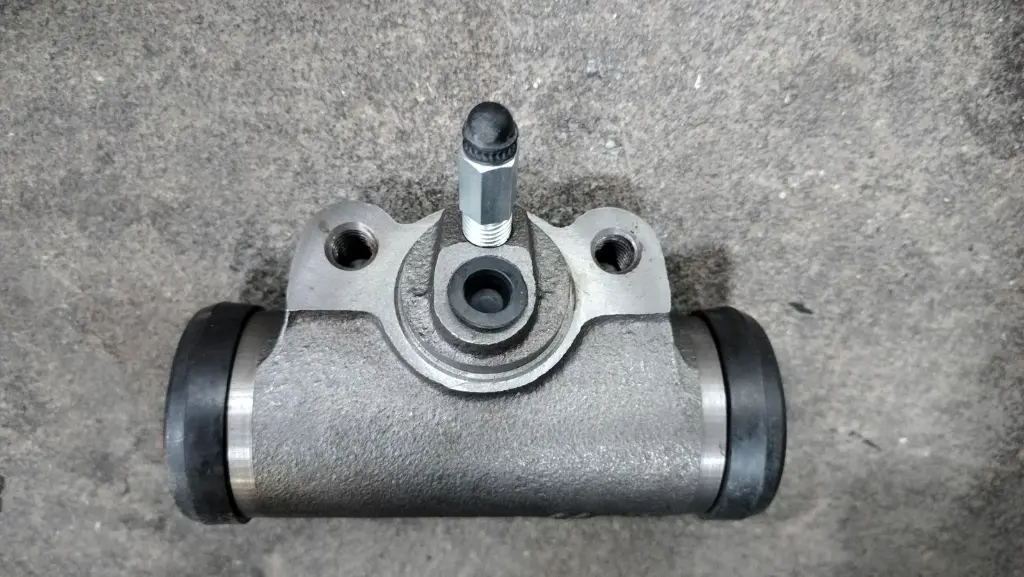 [BENECO] - กระบอกเบรคหลัง ISUZU ROCKY FXZ (มีไล่ลม) (44mm)