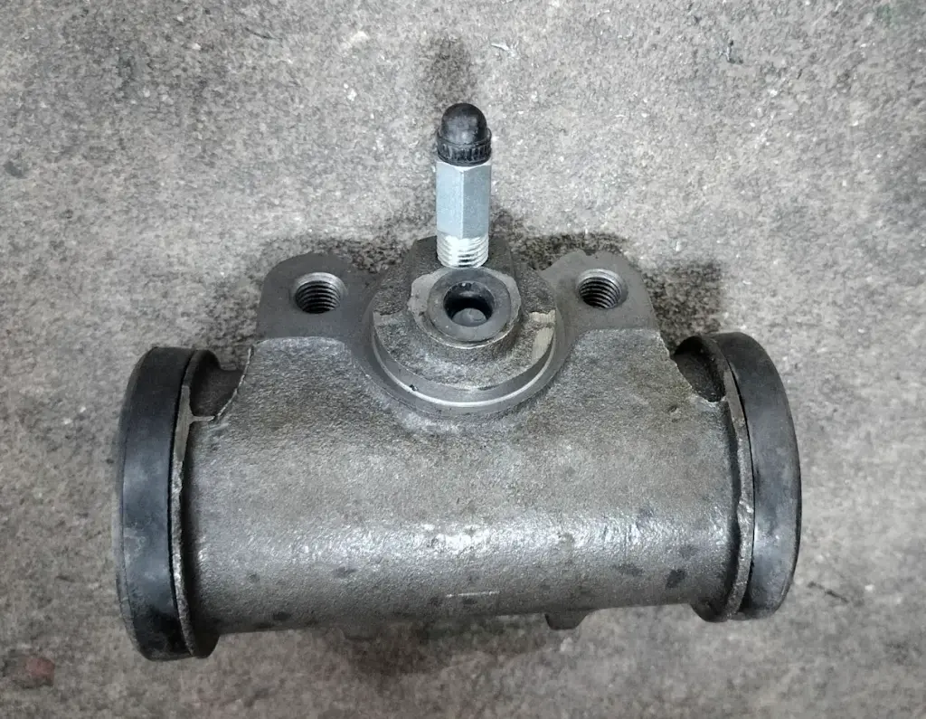 [BENECO] - กระบอกเบรคหน้า ISUZU ROCKY 240-R, DECA 195 6ล้อ (มีไล่ลม) (47.5mm)