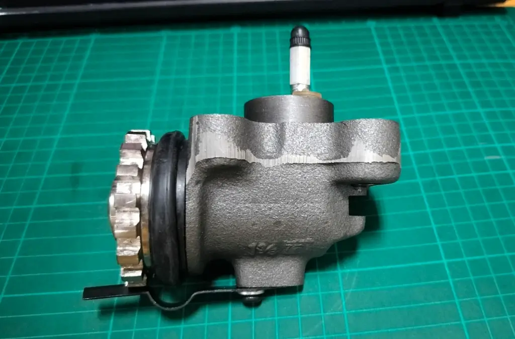 [BENECO] - กระบอกเบรค FR 1-3/8" มีไล่ลม HINO KT925, FM F18