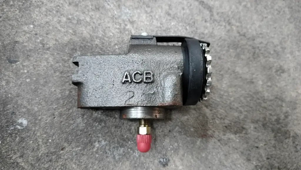 [ASCO] - กระบอกเบรคหน้า MAZDA M1600 (1") (มีไล่ลม) (บน)