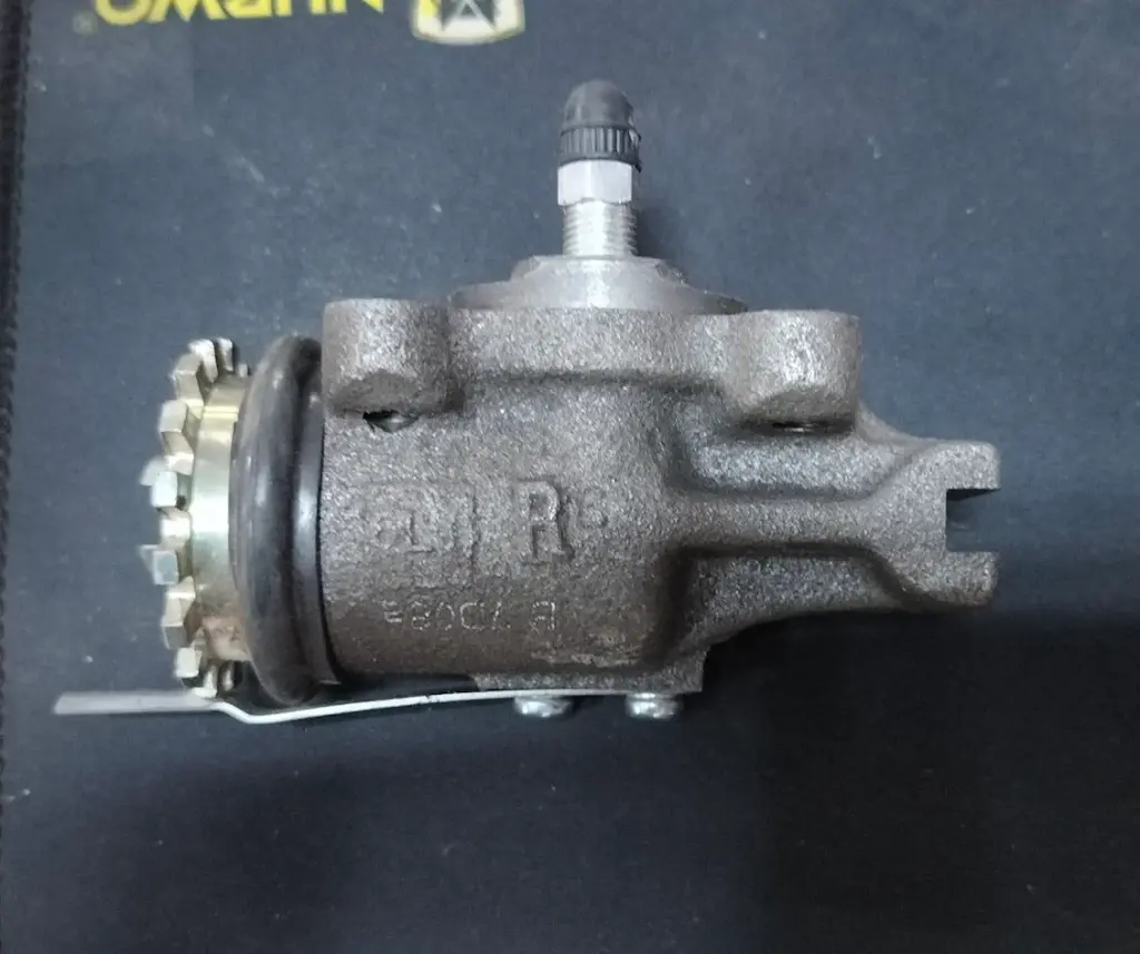 [BENECO] - กระบอกเบรคหน้า ISUZU 250 79 (1-1/8") (มีไล่ลม)