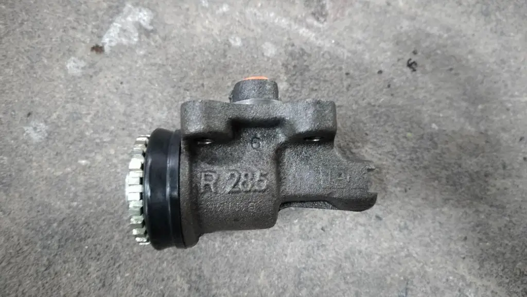 [BENECO] - กระบอกเบรค FRL 1-1/8" ไม่มีไล่ลม TOYOTA DYNA BU60 6ล้อ 