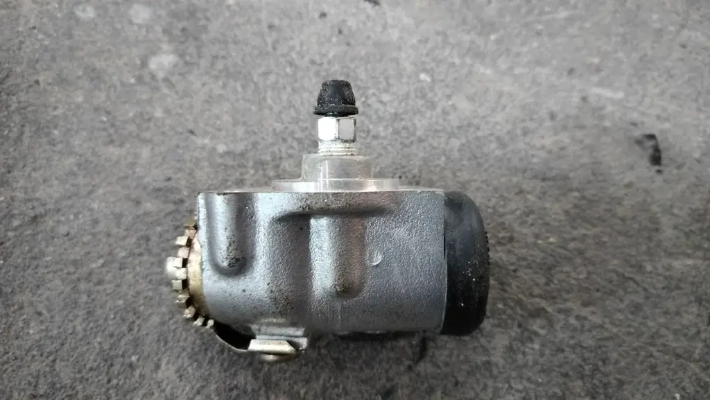 [แท้] - กระบอกเบรค FRU 1-1/8" มีไล่ลม TOYOTA RN30