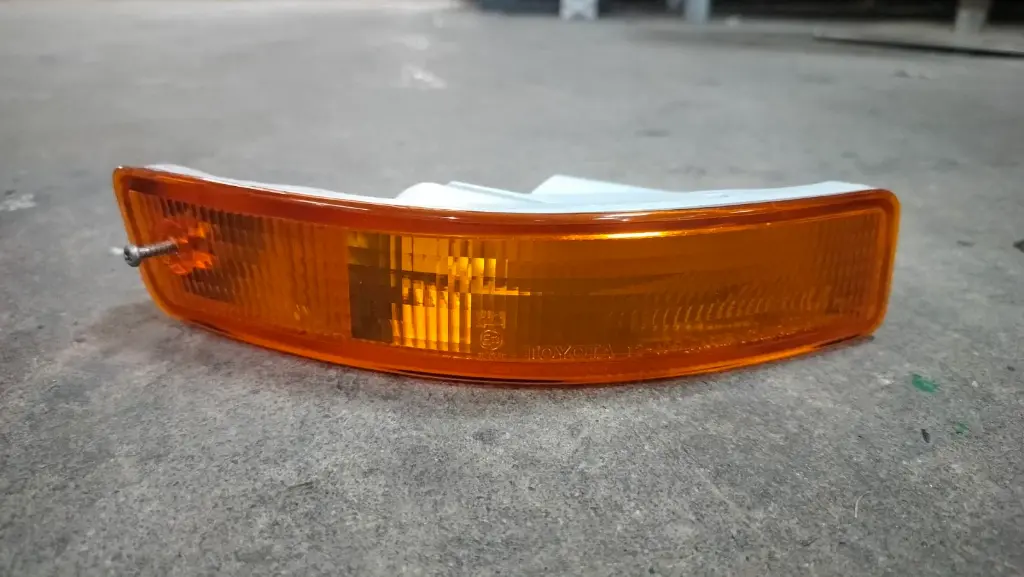 [แท้] - เสื้อไฟกันชน RH TOYOTA AE100-101 (สีส้ม) (ยาว) (250mm)
