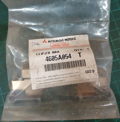 [4605A054 T] [แท้] - กิ๊บดิสเบรคหน้า MITSUBISHI TRITON 05-18, PAJERO 08-15 