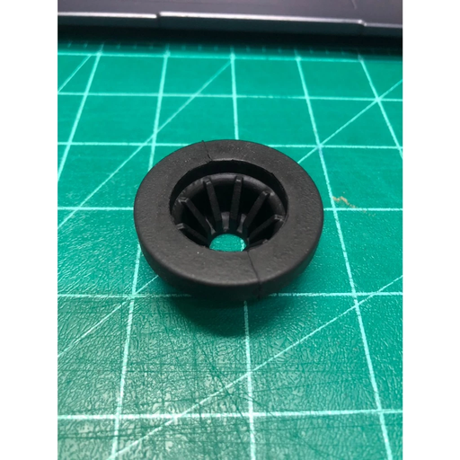 [16557-EB70A] [แท้] - ยางรองฝาครอบเครื่อง เรียบ NISSAN TIIDA, NAVARA 07-13 D40