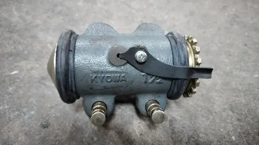 [9-47600890-0(KYOWA)] [KYOWA] - กระบอกเบรคหลัง RRU 1-1/2" มีไล่ลม ISUZU SBR (T)