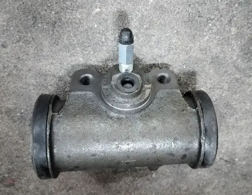 [I-1148B] [BENECO] - กระบอกเบรคหน้า ISUZU ROCKY 240 (มีไล่ลม) (47.5mm)