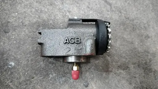 [0603-33-610A(ASCO)] [ASCO] - กระบอกเบรคหน้า MAZDA M1600 (1") (มีไล่ลม) (บน)