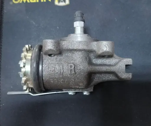 [I-1065B] [BENECO] - กระบอกเบรคหน้า ISUZU 250 79 (1-1/8") (มีไล่ลม)